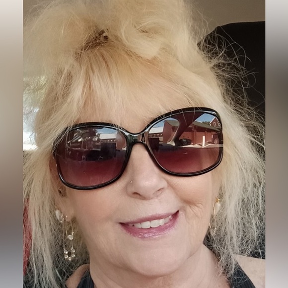 Meet your posher 🤟🏼 - Picture 3 of 13